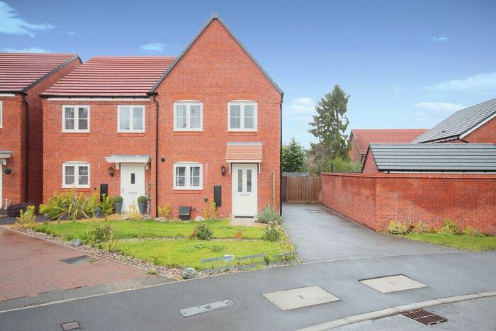 3 Bedroom Semi-Detached House For Sale In Bloxham Way, Radford Semele, Leamington Spa, CV31