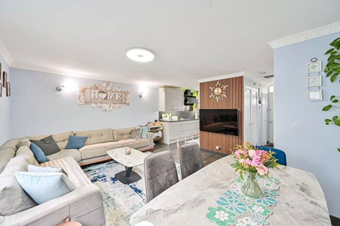3 Bedroom Flat For Sale In Mona Road, Nunhead, London, SE15
