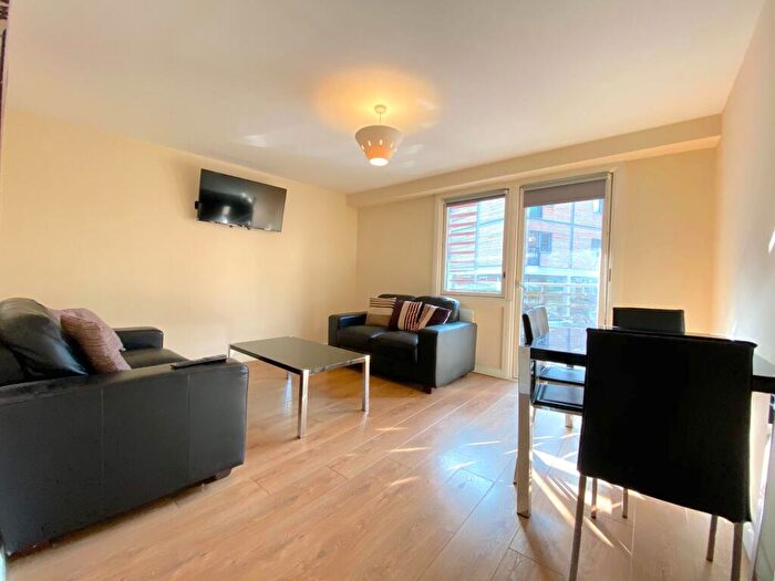 2 Bedroom Apartment To Rent In North Crescent, North Street, Leeds, LS2