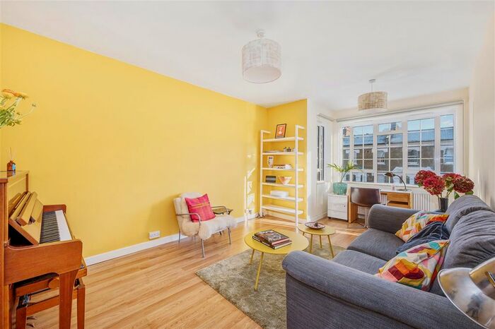 3 Bedroom Flat To Rent In Frithville Court, Frithville Gardens, Shepherd's Bush, W12