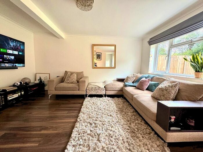 4 Bedroom Terraced House To Rent In Wiltshire Avenue, Slough, SL2