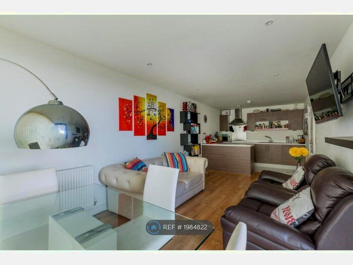 2 Bedroom Flat To Rent In Merlin Heights, London, N17