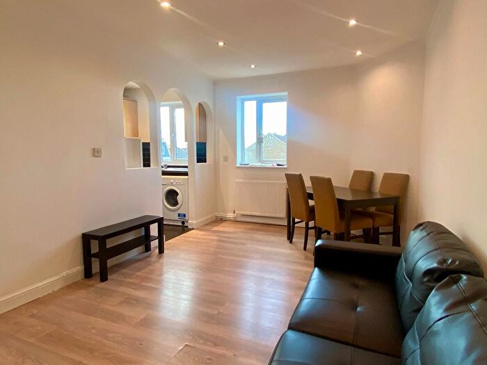 2 Bedroom Flat To Rent In High Street Colliers Wood, London, SW19