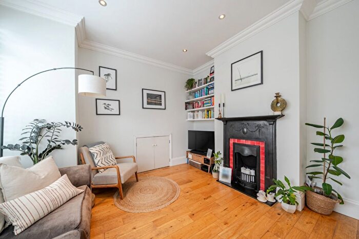 2 Bedroom Flat For Sale In Shelton Road, Wimbledon, London, SW19