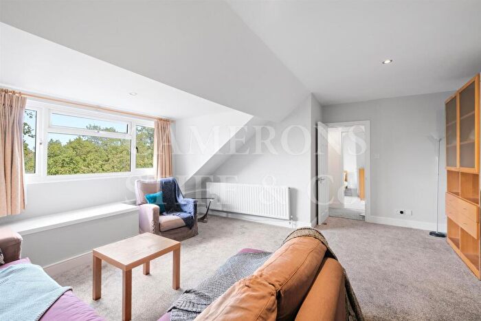 3 Bedroom Flat To Rent In Walm Lane, London, NW2