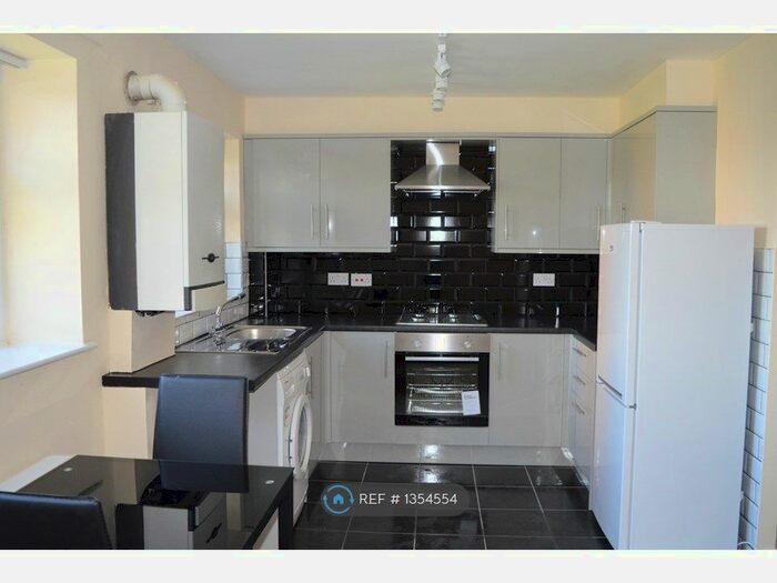 2 Bedroom Flat To Rent In Warwick Court, Coventry, CV3