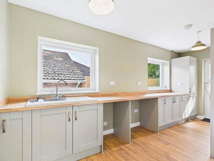 3 Bedroom Detached Bungalow For Sale In Vine Tree Close, Tadley, RG26