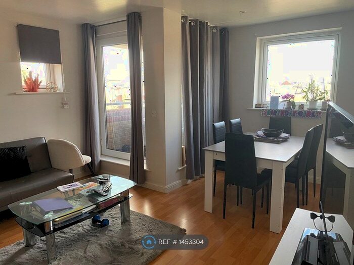 2 Bedroom Flat To Rent In Chiltern House, Aylesbury, HP19