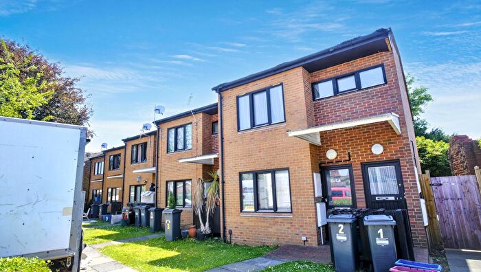 1 Bedroom Flat For Sale In Flat Paget Lane, Isleworth, Greater London, TW7