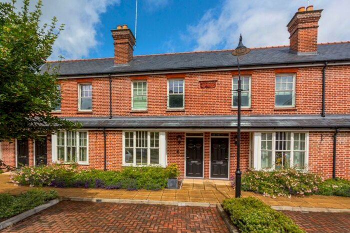 2 Bedroom Town House To Rent In Portland Crescent, Marlow SL7