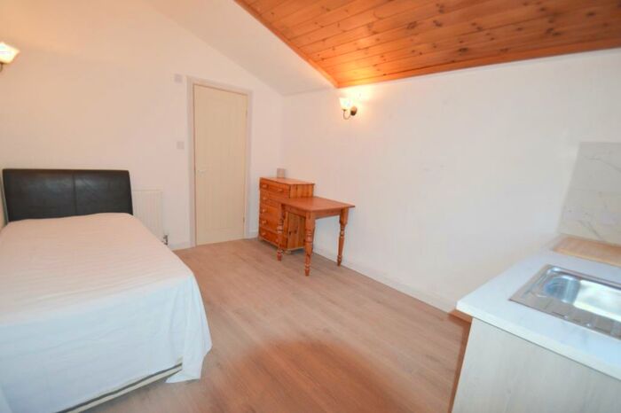 Apartment To Rent In Brighton Road, Purley, CR8