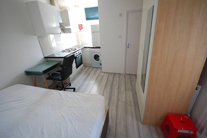 Studio To Rent In Chiswick High Road, London, W4