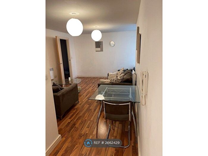 2 Bedroom Flat To Rent In The Quadrangle, Manchester, M1