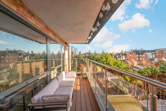 1 Bedroom Flat For Sale In Diggers Lane, Weybridge, KT13