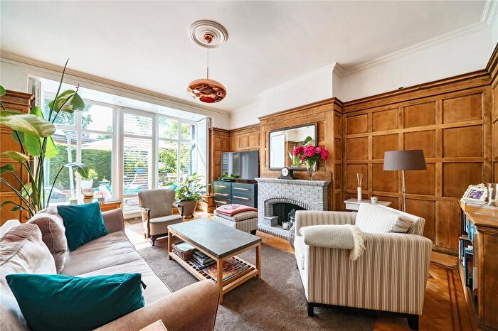 2 Bedroom Maisonette For Sale In Pembroke Road, Woking, Surrey, GU22