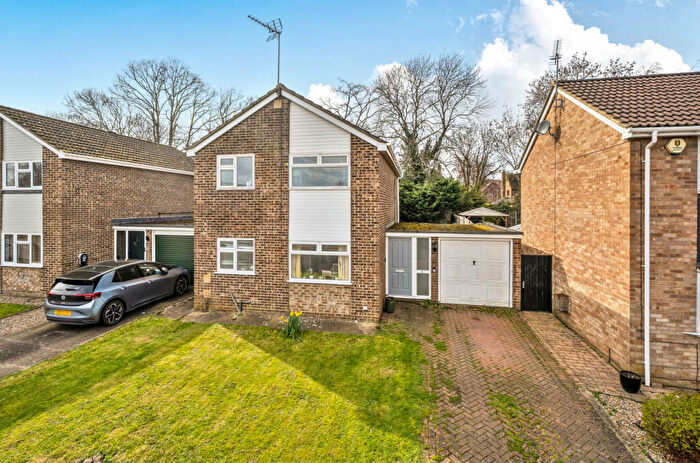 3 Bedroom Detached House For Sale In Bowyer Crescent, Wokingham, Berkshire, RG40