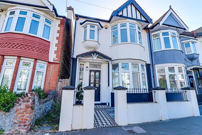 3 Bedroom End Of Terrace House For Sale In Woodfield Park Drive, Leigh-On-Sea, SS9