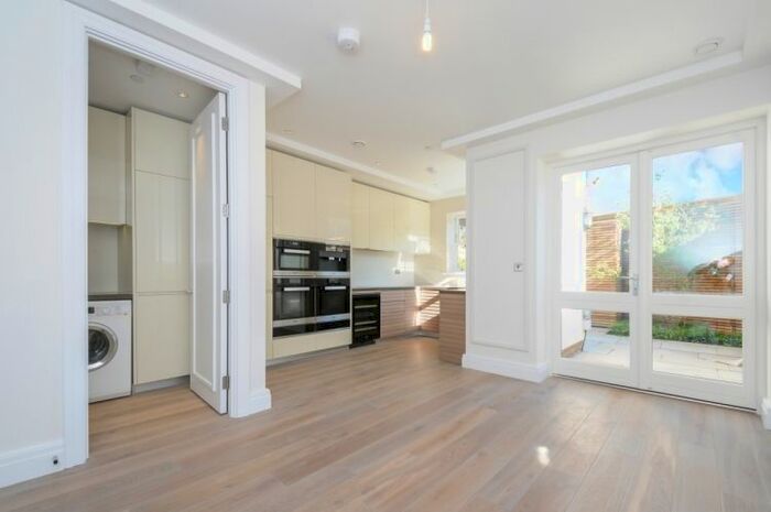 5 Bedroom Flat To Rent In Heathcote Gate, Fulham, SW6