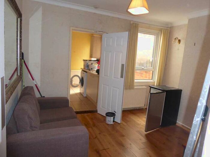 4 Bedroom House To Rent In Pitcroft Avenue, Reading, RG6