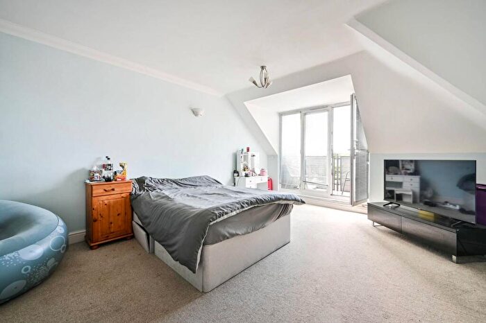 2 Bedroom Flat To Rent In Abbey Road, , Chertsey, KT16