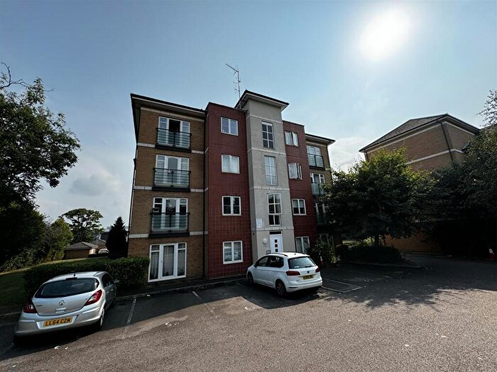 2 Bedroom Flat For Sale In The Parklands, Dunstable, LU5