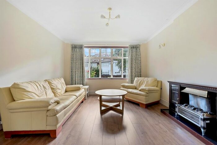3 Bedroom Terraced House To Rent In Hamilton Way, London, N3