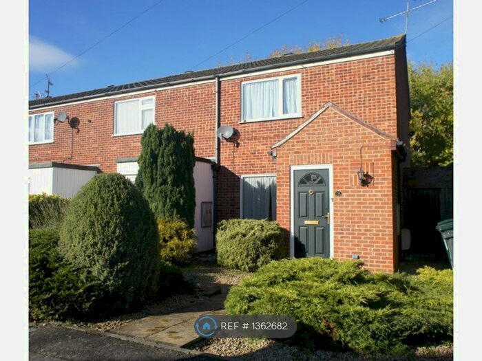 3 Bedroom Semi-Detached House To Rent In Randolph Road, Reading, RG1