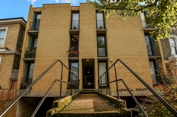 2 Bedroom Flat To Rent In Oakcroft Road, London, SE13