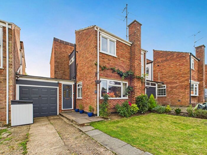 3 Bedroom Link Detached House For Sale In Greenfields, Adstock, Buckingham, Buckinghamshire, MK18