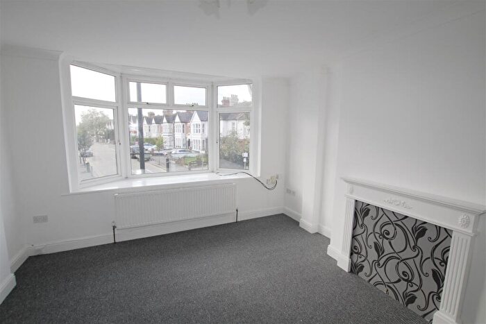 2 Bedroom Flat To Rent In London Road, Wesctliff On Sea, Essex, SS0