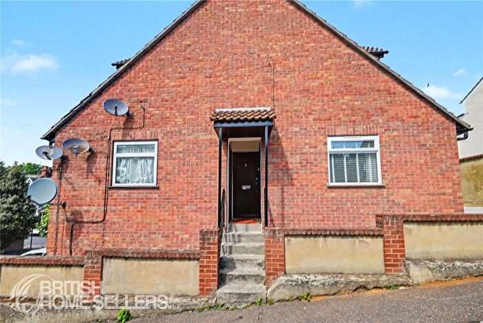 1 Bedroom Flat For Sale In Toledo Road, Southend-On-Sea, Essex, SS1