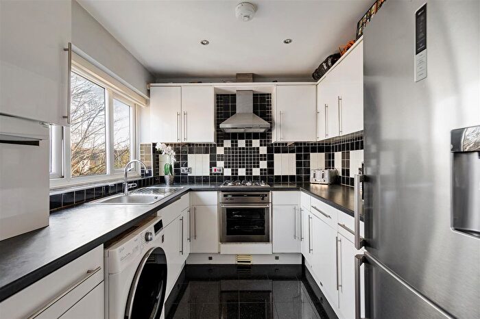 2 Bedroom Flat For Sale In Fairlop Road, London, E11