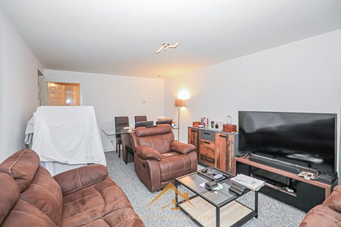 2 Bedroom Flat For Sale In Glenbervie Road, Grangemouth, FK3