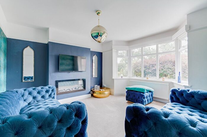 3 Bedroom Semi-Detached House For Sale In Meadow Brook Road, Birmingham, West Midlands, B31