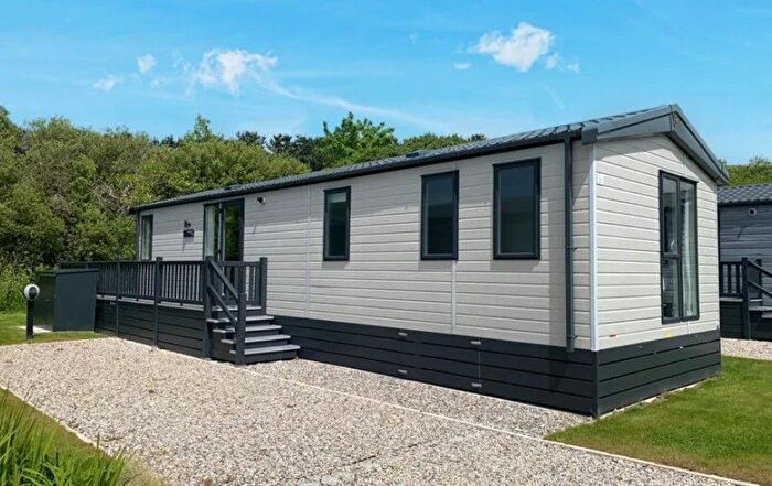 3 Bedroom Mobile/park Home For Sale In Mawgan Porth, Newquay, TR8