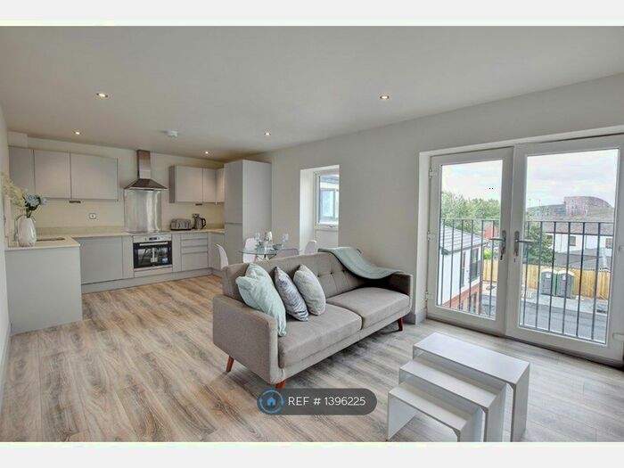 2 Bedroom Flat To Rent In Trinity Court, Leeds, LS9