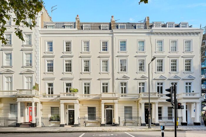 2 Bedroom Flat To Rent In St. Georges Square, London, SW1V
