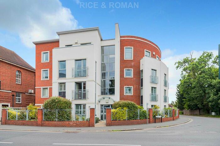 2 Bedroom Flat For Sale In Oatlands Avenue, Weybridge, KT13