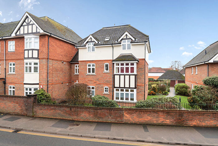 3 Bedroom Apartment For Sale In Balfour Road, Weybridge, KT13