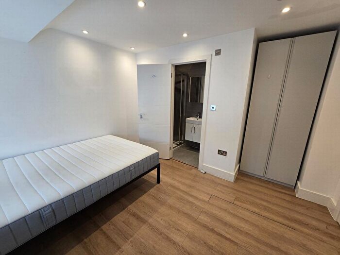 Studio To Rent In Temple Gardens, London, NW11