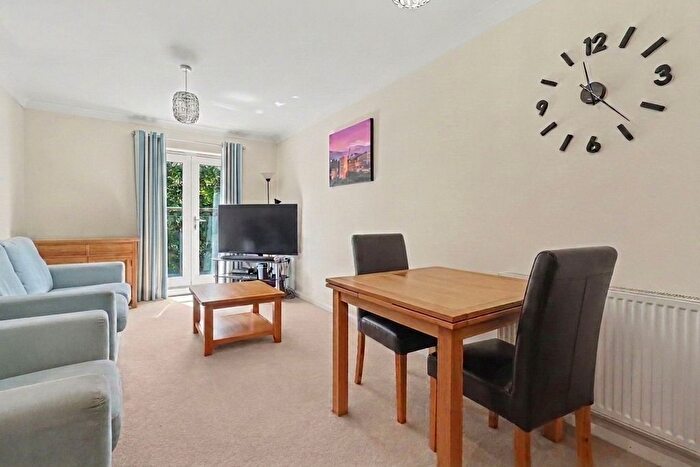 1 Bedroom Flat For Sale In Southcott Road, Teddington, TW11
