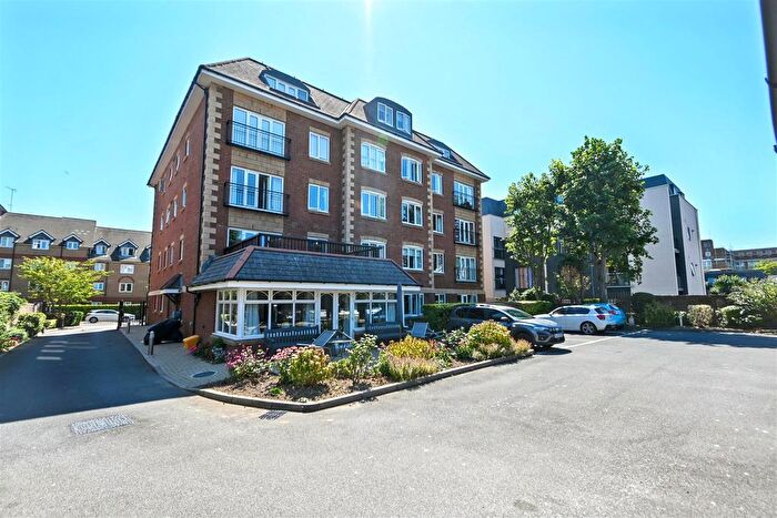2 Bedroom Flat For Sale In St. Leonards Road, Eastbourne, BN21