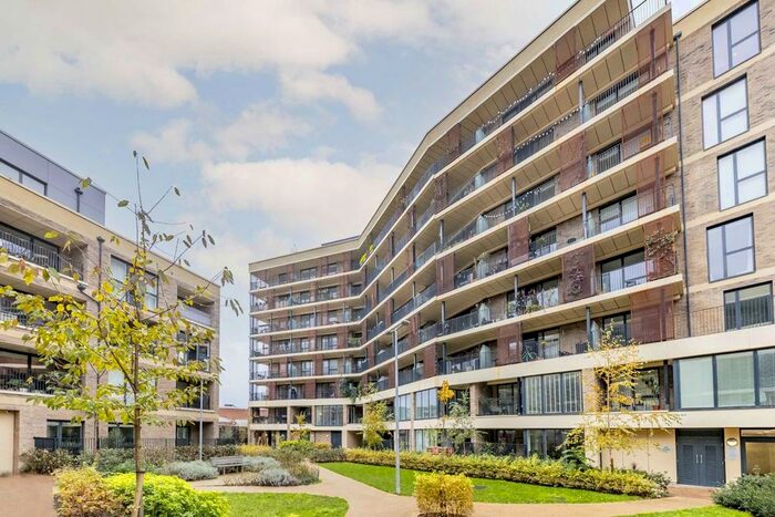 3 Bedroom Flat To Rent In Scena Way, London SE5