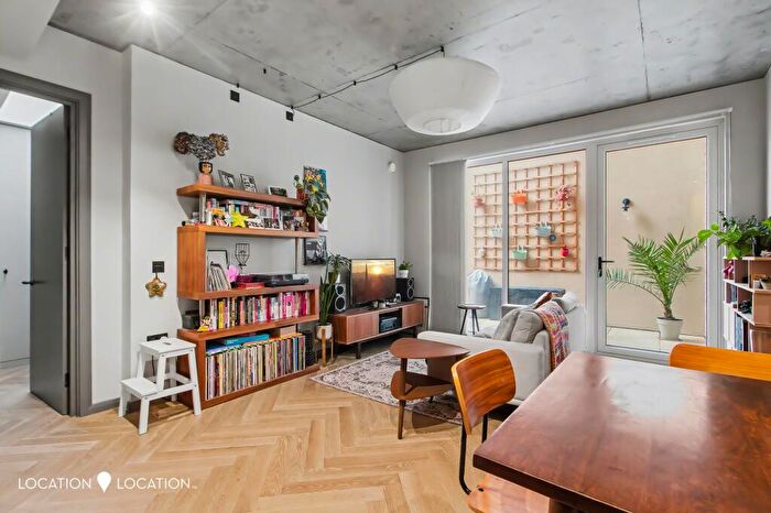 2 Bedroom Flat For Sale In Garnham Street, London, N16