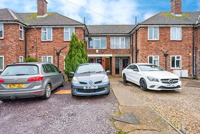 2 Bedroom Maisonette For Sale In Beech Grove, Leighton Buzzard, LU7