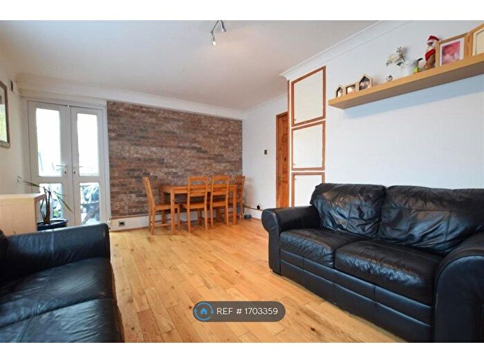 2 Bedroom Flat To Rent In Rams Grove, Romford, RM6