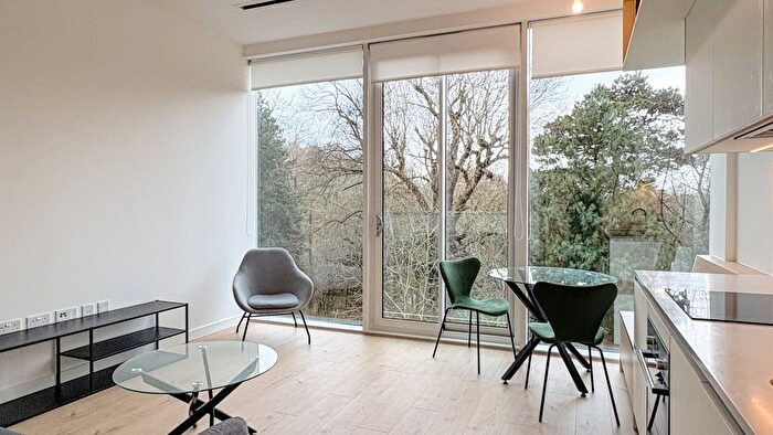 1 Bedroom Flat To Rent In Great West Road, Brentford, TW8