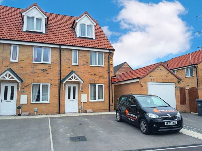 3 Bedroom Semi-Detached House To Rent In Stable Way, Kingswood, HU7