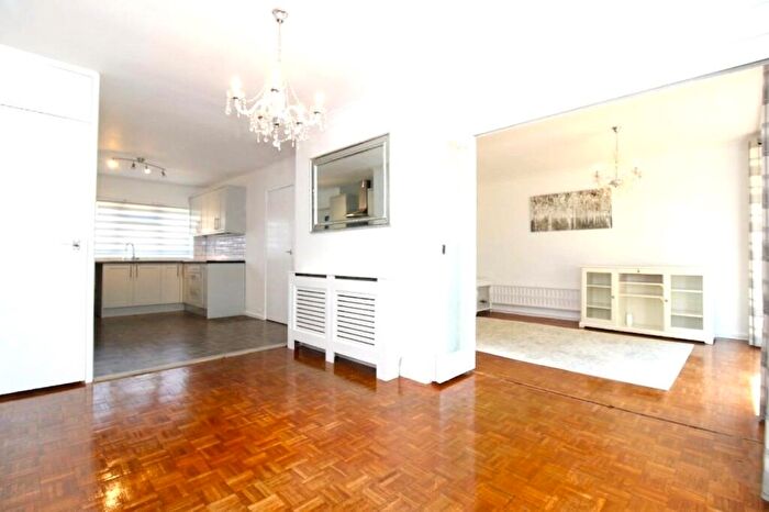 3 Bedroom Detached House For Sale In Pepsal End, Stevenage, SG2