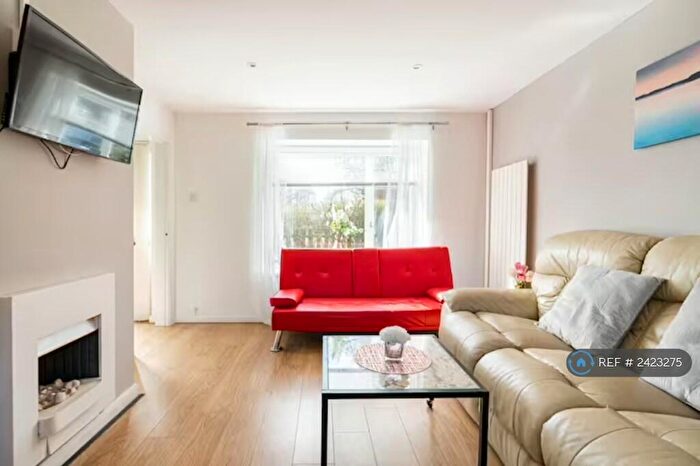 3 Bedroom Semi-Detached House To Rent In Oakfield, Stevenage, SG2